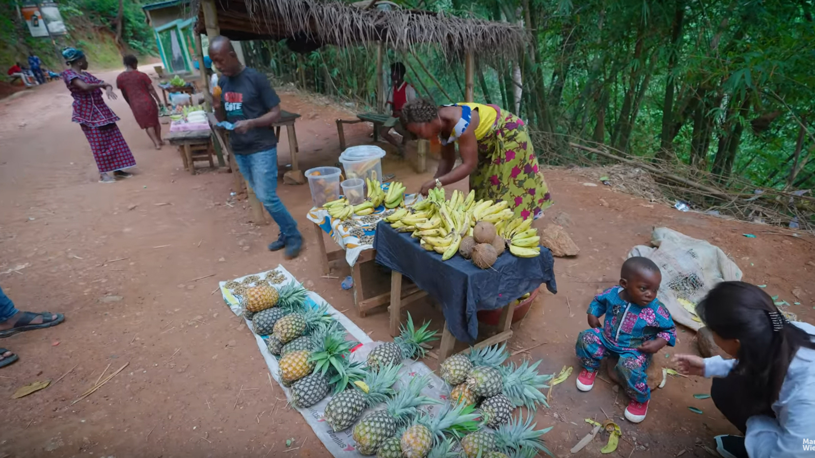 Reine de la cuisine ouest-africaine !! + Danses mystérieuses sur échasses !! | Côte d&rsquo;Ivoire 🇨🇮